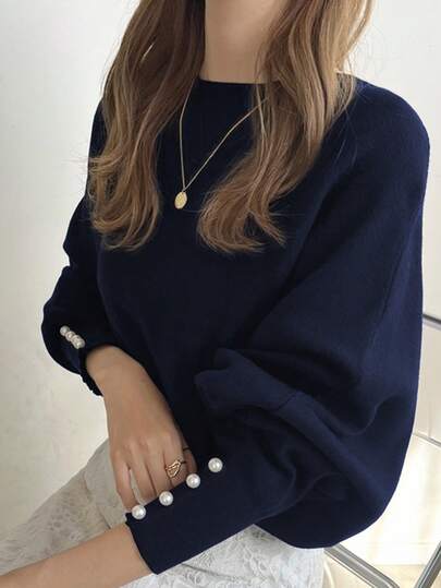 蝙蝠袖女士休闲毛衣，珍珠纽扣袖口设计，加厚长袖宽松针织套头衫，适合外出、通勤、约会、圣诞节、新年、秋冬季穿着。