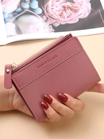 Esta billetera plegable compacta presenta un diseño de estilo de bolsillo, es ligera y portátil, y puede contener tarjetas de crédito, llaves y otros artículos. Es elegante y bonita, lo que la hace adecuada para cumpleaños, Navidad, aniversarios y otras ocasiones. También es un gran regalo para mujeres, niñas, damas, profesionales de negocios, parejas, estudiantes y es imprescindible para la temporada de regreso a la escuela.