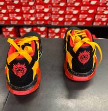 Nike 新款 GS 儿童缓震回弹系带篮球鞋 - 黑色/黃色/紅色 - 查看 9