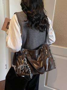 这款大容量女士手提包采用光泽感十足的咖啡色PU材质，饰有黑色心形吊坠，配有金属拉链、双提手和可调节肩带。可单肩背、手提或斜挎。适合女士外出、购物、户外旅行和日常通勤。 - 咖啡 - 查看 8