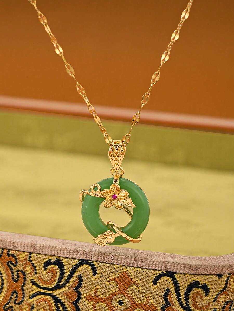 一条18K镀金不锈钢项链，搭配镶嵌人造锆石的玉石如意吊坠，奢华精致，个性时尚，百搭实用，适合女性日常佩戴、参加派对、音乐节，也是馈赠亲友的理想之选。 - 綠色 - 查看 1