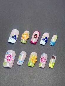 10款手工短方形压纹美甲，清新田园风格，浅裸色底色搭配立体花朵和瓢虫装饰，辅以蓝白圆点和浅光晕，整体清新柔和，细节处的小装饰增添了灵活性和趣味性。 - 彩色 - 查看 2