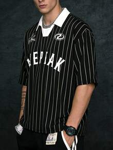 Camisa polo masculina de manga curta com listras verticais pretas e brancas, estilo streetwear, ideal para atividades ao ar livre, uso casual e deslocamentos diários. - Preto e Branco - Ver 2