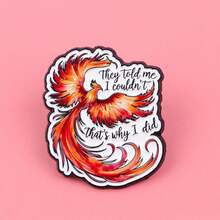 这款凤凰珐琅胸针可作为翻领别针、徽章、背包装饰或珠宝礼品佩戴。它以凤凰为主题设计，适合圣诞节、情人节、婚礼和生日派对等场合，是送给女性的绝佳礼物。