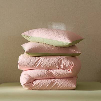 4件套粉绿几何图案床上用品（1件被套+1件床单+2件枕套），柔软舒适的家纺面料，适用于卧室、客房、宿舍，男女通用，四季皆宜。