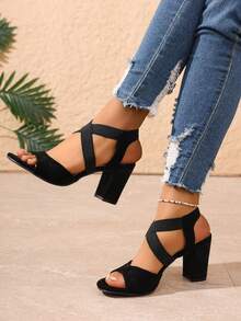 女童黑色麂皮交叉绑带罗马凉鞋，露趾粗跟高跟鞋，适合派对、婚礼、欧洲和中东风格 - 黑色 - 查看 1