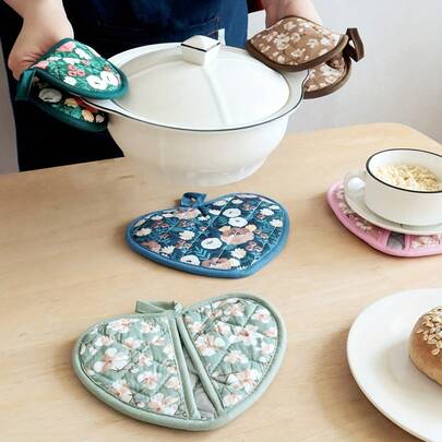 Of Heart-Shaped Heat-Resistant Pads That Can Be Hung And Used Handling Hot Pots, Lifting Lids, And Retrieving Items From Oven.They Are Placing Cups, Kettles, And Bowls, Making Them Great Gifts Mother'S Day Or Weddings.