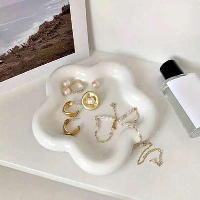 1pc Ins Style Cream White Ceramic Flower Shaped Tray, Home Desktop Jewelry Storage Dish, Earrings Rings Necklace Holder, Entryway Key Organizer, High-Quality Photo Prop & Home Decor