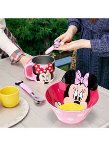 Disney Juego de 3 piezas de vajilla de plástico con licencia oficial que incluye un tazón de Mickey y Minnie, una cuchara y una taza. El tazón tiene el diseño de Elsa de Frozen, y los otros 3 tazones tienen los icónicos oídos de Mickey y lazos de Minnie en rojo, azul y rosa respectivamente. Perfecto para servir postres. - Multicolor - Ver 7