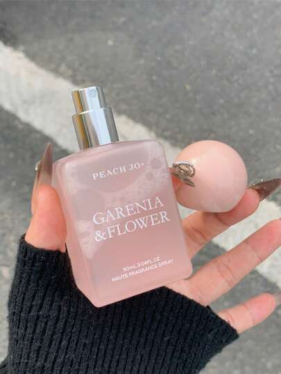 1瓶花香系列香氛喷雾，限量版室内/室外香薰空气清新剂，多层怡人香氛喷雾，持久散发自然清新迷人气息，释放优雅的茉莉、栀子花和薰衣草香气，适合约会、派对、聚会、旅行、度假、居家、酒店、办公室等场合，是馈赠家人、亲戚和朋友的理想之选。