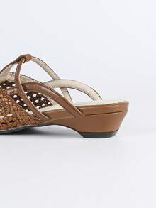 2025 Nouvelles mules à talon compensé pointues polyvalentes marron, chaussures plates tressées peu profondes de style Babies pour femmes