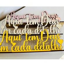 Frase Decorativa Aqui tem Deus em Cada Detalhe Com Base Decoração Estante - Rosê - Visão 3