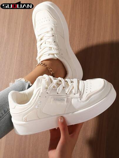 2026年春秋两季，新款女童平底白鞋简约百搭。日常通勤鞋可搭配牛仔裤和连衣裙，休闲鞋柔软舒适，是日常必备单品。