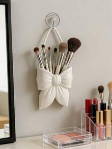 Hộp đựng hình nơ xinh xắn, lý tưởng để sắp xếp cọ trang điểm và mỹ phẩm trong phòng tắm. Hộp đựng cọ trang điểm thanh lịch này là sự lựa chọn hoàn hảo cho các bạn nữ, sinh viên và những người yêu thích trang trí sáng tạo. Cũng thích hợp cho kỳ nghỉ, bãi biển, phòng tắm, phòng ngủ, v.v. Dung tích lớn. (Bao gồm dây treo, không dùng điện) - Nhiều màu - Xem 6