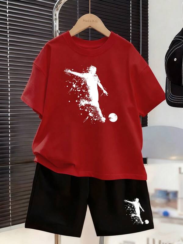 ‌Conjunto de camisetas para niños: Camiseta de manga corta con diseño de estampado de jugador de fútbol y efecto de pintura al óleo + pantalón corto negro, conjunto cómodo y moderno para niños