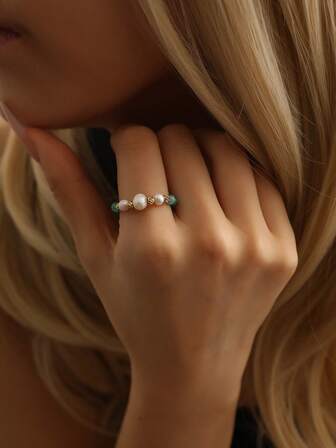 Anillo elástico hecho a mano con perla de agua dulce y piedra natural, elegante y minimalista