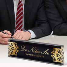 1 Stück personalisiertes Acrylglas Büro Schreibtisch Namensschildchen, luxuriöser Retro-Stil, individuell gestaltetes Büro Schreibtisch Namensschildchen, Büro Schreibtisch Dekoration, Büro Zubehör, Lehrer Chef Kollege Mitarbeiter Dankeschön Geschenk (Gravur Muster 1), individualisiertes Geschenk, Geburtstag Abschluss Dekoration, Feiertags Kalender - Verschiedenfarbig - Übersicht 23