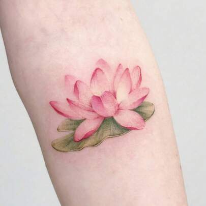 1 hình xăm tạm thời họa tiết lá sen sống động như thật, chống thấm nước và mồ hôi, thích hợp sử dụng hàng ngày, có thể giữ được 3-7 ngày, lý tưởng cho ngày Valentine.