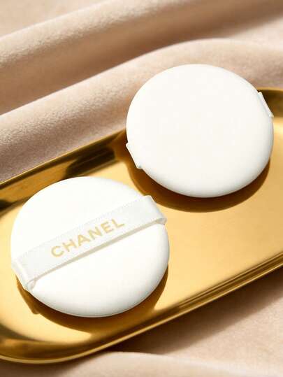  Borla de cojín blanco para base de maquillaje, esponja de polvo comprimida redonda con cinta blanca distintiva y letras CHANEL en tono dorado, aplicador de maquillaje suave y aterciopelado