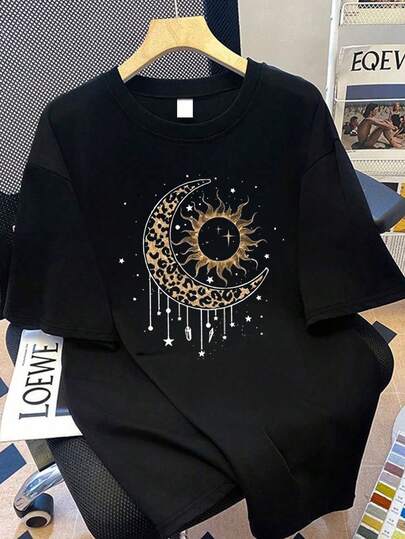 大码豹纹日月图案圆领T恤。适合夏季度假、送礼、街头风T恤；母亲节礼物；送给妈妈的礼物；毕业短袖上衣；返校季；毕业典礼；女士；适合日常穿着、外出、节日、海滩、派对、上学、参加音乐节、度假、通勤等场合，必备短袖上衣。
