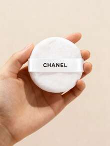 White Loose Powder Puff, Round Plush Face Puff With Signature Black CHANEL Sash, Feather-Light Velvet Touch For Setting Powder - White - View 3