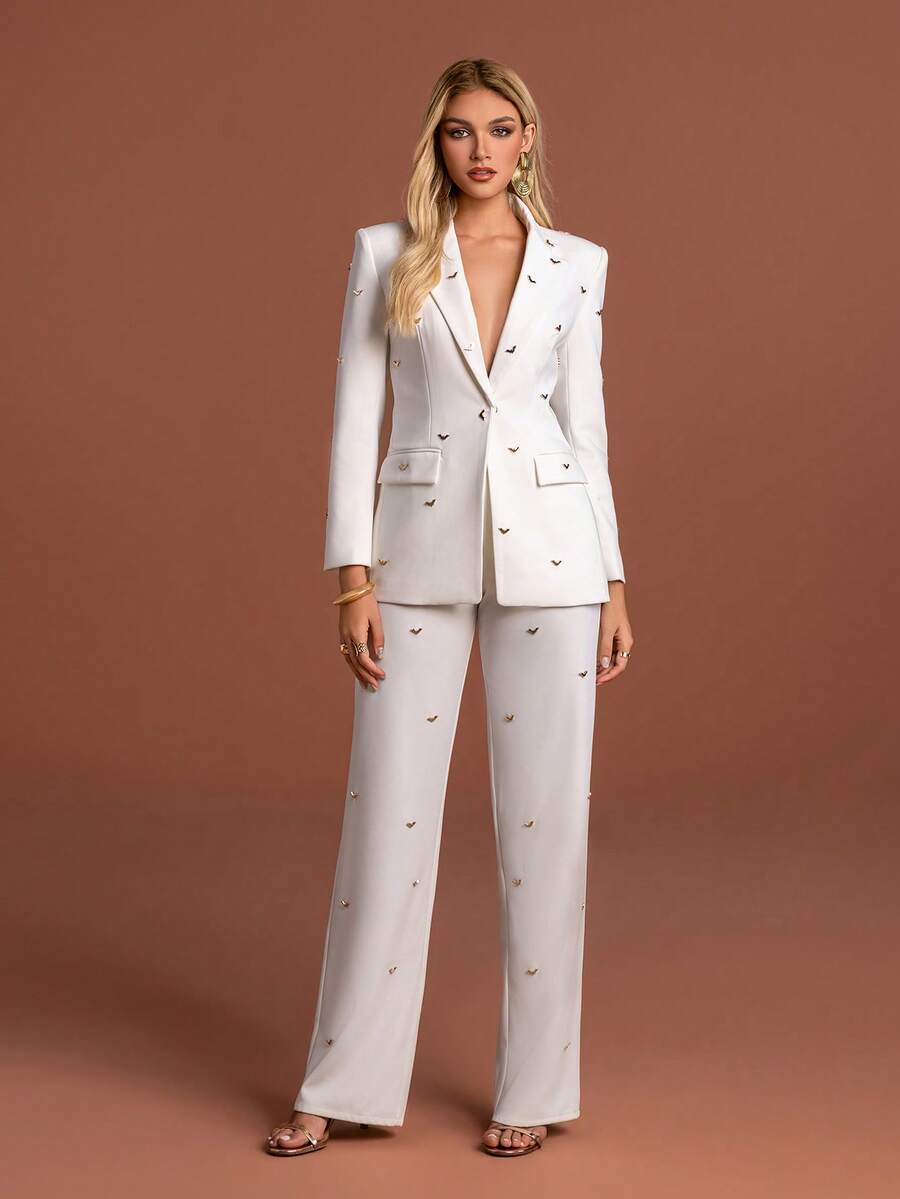 优雅女士白色西装套装，领口常规袖西装外套，金色装饰，搭配无弹力阔腿裤