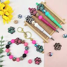 25颗斑点狗爪印硅胶珠套装 - 绿色、粉色、棕色斑点狗爪形状设计 - 适用于DIY钥匙扣、项链、手链、装饰笔、珠宝和吊坠工艺品 - 适合返校季、万圣节、圣诞节、节日礼物、生日礼物 - 斑點狗爪腳印 - 查看 4