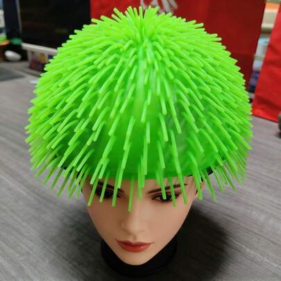 这款柔软的羊毛绒弹力创意发箍，是派对/节日的完美之选。柔软的人造毛皮材质触感舒适。弹力设计，适合各种头围，佩戴舒适无束缚感。适用于万圣节装扮、引人注目的圣诞派对、新年派对和生日派对造型。采用独特的TPR材质，是营造节日氛围的必备单品，让您在任何欢乐场合轻松成为众人瞩目的焦点！