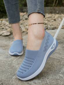 Zapatos cómodos para mamá, zapatos de caminar ligeros con suela blanda para mujer, zapatos casuales de verano con diseño hueco y transpirable, talla un número talla grande grande - azul claro - Ver 4