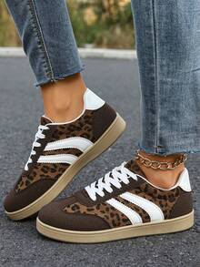 2026新款女童豹纹平底休闲运动鞋，舒适百搭，适合日常户外运动和休闲活动。