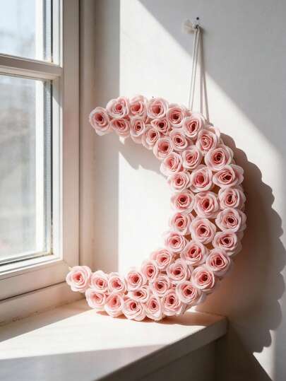 一套月亮和粉色玫瑰花卉悬挂装饰套装，包含一个木质月亮形状、45朵粉色玫瑰花和45个硅胶环，DIY手工套装，适用于婚礼、情人节、派对和家居装饰，可悬挂于卧室、客厅、儿童房和节日装饰墙面，创意手工项目，打造个性化装饰