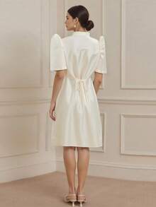 一件优雅现代的菲律宾传统连衣裙，蝴蝶袖设计，前襟纽扣闭合，适合日常穿着、度假和约会，春季皆宜。 - 香檳色 - 查看 5