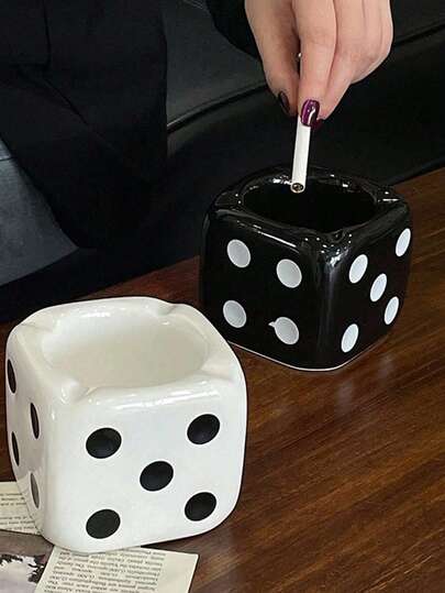 陶瓷骰子造型烟灰缸，适合居家及户外使用，新颖独特，可用作香烟烟灰缸、便携式烟灰缸，适用于汽车及餐桌。