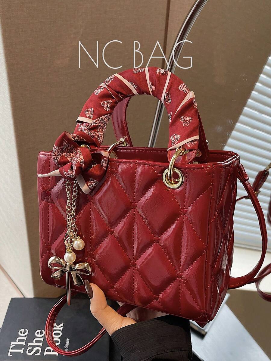 1 Bolsa feminina versátil e moderna, com bordado de losangos, ideal para viagens, encontros e presentes. - Vermelho - Ver 1