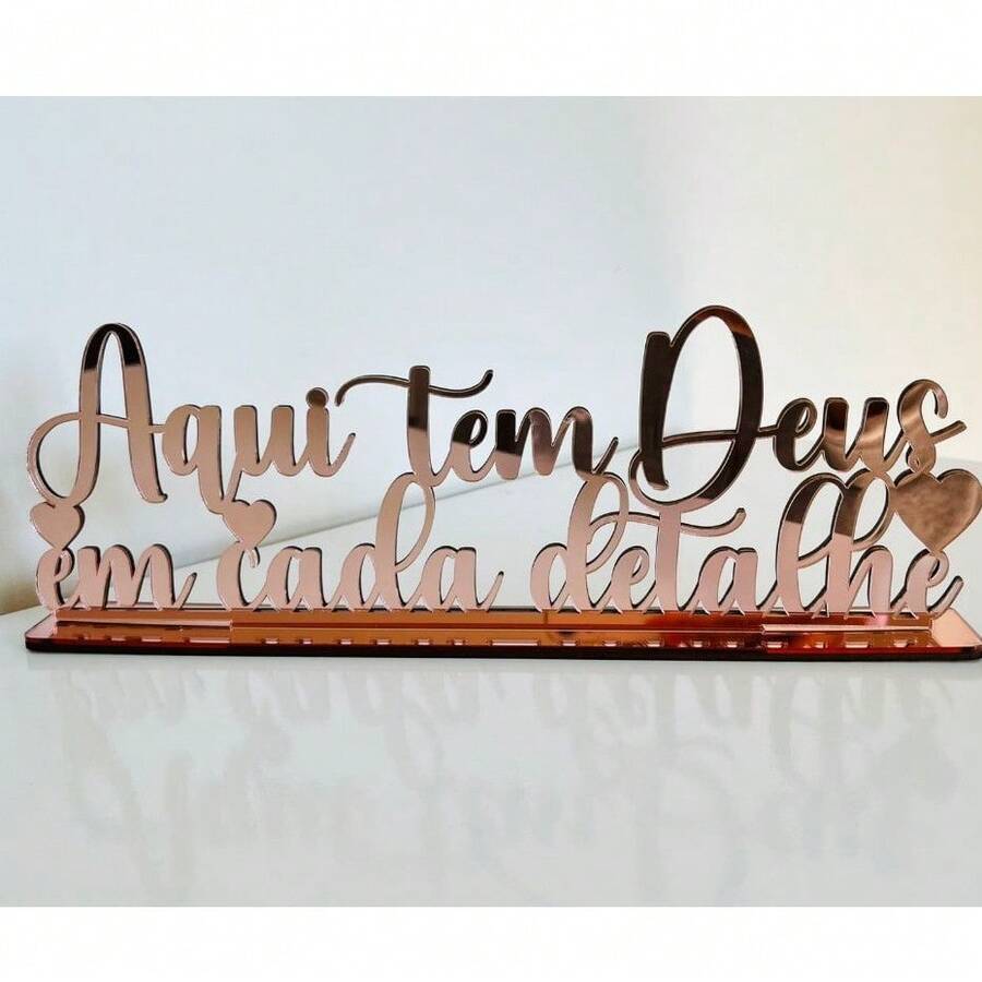 Frase Decorativa Aqui tem Deus em Cada Detalhe Com Base Decoração Estante - Rosê - Visão 1