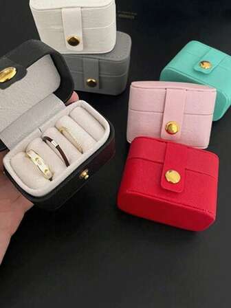 Caja de anillo de cuero clásica en miniatura, con cierre de botón, caja de joyería portátil para viajes, elegante caja de exhibición de joyería, caja práctica para almacenar anillos y aretes, regalo de vuelta a clases ideal para mujeres y niñas. Adecuado para uso en el hogar y de viaje, ideal para el dormitorio, los viajes, la oficina y la escuela, también es un artículo imprescindible para la temporada de vuelta a clases.