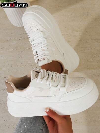 2026年春秋两季，新款女童平底白鞋简约百搭。日常通勤鞋可搭配牛仔裤和连衣裙，休闲鞋柔软舒适，是日常必备单品。