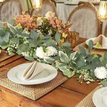 Guirnalda de eucalipto artificial con flores y enredaderas de vegetación sintética para repisa de mesa navideña, fondo de boda - Verde militar - Ver 5