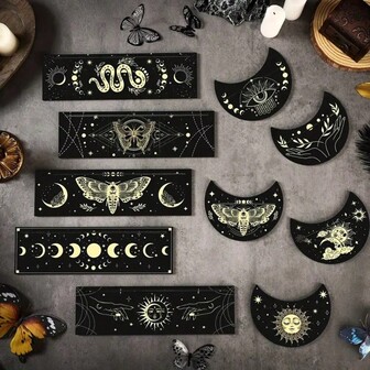 一套木制半圆形和长方形塔罗牌展示架，包含一个长方形托盘（9.8英寸*8.6英寸）和一个半圆形托盘（4.9英寸*3.9英寸），适用于祭坛、展示巫术占卜工具，也是很棒的派对玩具。