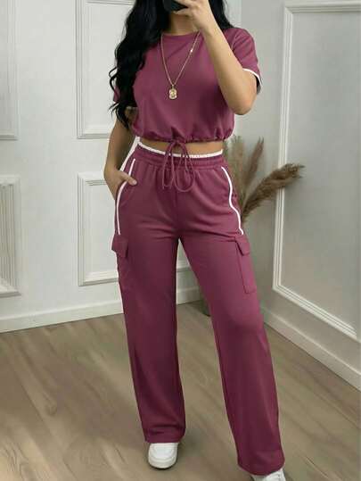 1. 春夏新款女士纯色简约圆领上衣搭配高腰直筒口袋裤套装，时尚休闲运动风\N2. 女士撞色滚边抽绳短袖T恤搭配侧条纹工装裤两件套，适合外出、运动、度假、健身等场合