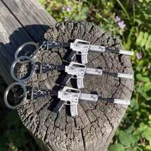 1个8厘米反恐精英合金双面雕刻钥匙扣，适合桌面摆放和作为小型钥匙吊坠 - 彩色 - 查看 9