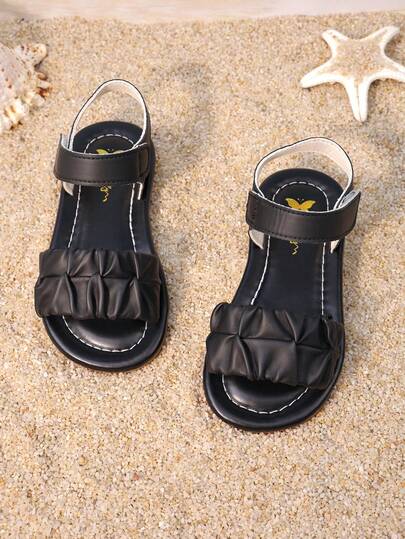 一双女童米色珍珠花朵双带凉鞋，鞋面采用人造革材质，踝带搭扣可调节松紧，露趾低帮设计，平底厚底，甜美仙气，适合生日派对和夏季户外茶话会。