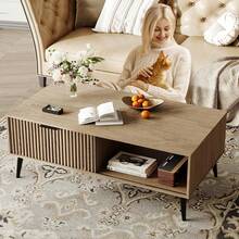 Mesa de centro rústica de dos niveles con puertas corredizas onduladas y espacio de almacenamiento. Mesas de centro de madera para sala de estar, estilo rústico, oficina, dormitorio y exteriores. - color de madera natural - Ver 7