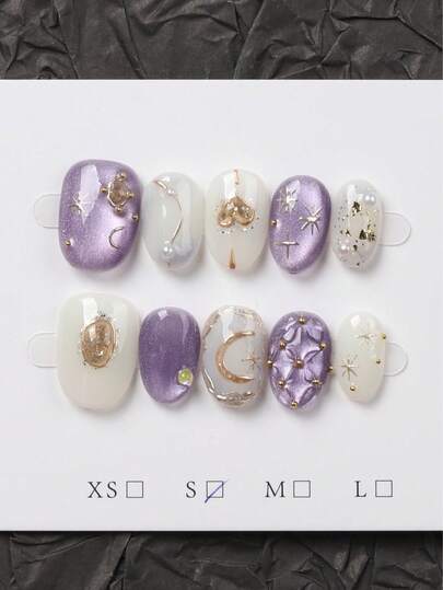 10颗手工椭圆形亮片，饰以迷人的月亮和星星图案，神秘而奢华。白色和米色调，点缀金色和银色，轻松搭配任何服饰，打造光彩照人的造型。美甲用品