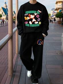 Disney بدلة رجالية من قطعتين، سويت شيرت وبنطلون واسع، مطبوع عليها رسم ميكي ماوس، مناسبة للارتداء اليومي العادي، والخروجات في عطلات نهاية الأسبوع، والتجمعات مع الأصدقاء، والسفر وغيرها من الأنشطة الاجتماعية المريحة. هذه البدلة هي قطعة أساسية متعددة الاستخدامات في خزانة كل رجل، مما يجعلها هدية رائعة للأصدقاء أو الأزواج. - الأسود - مشاهدة 2