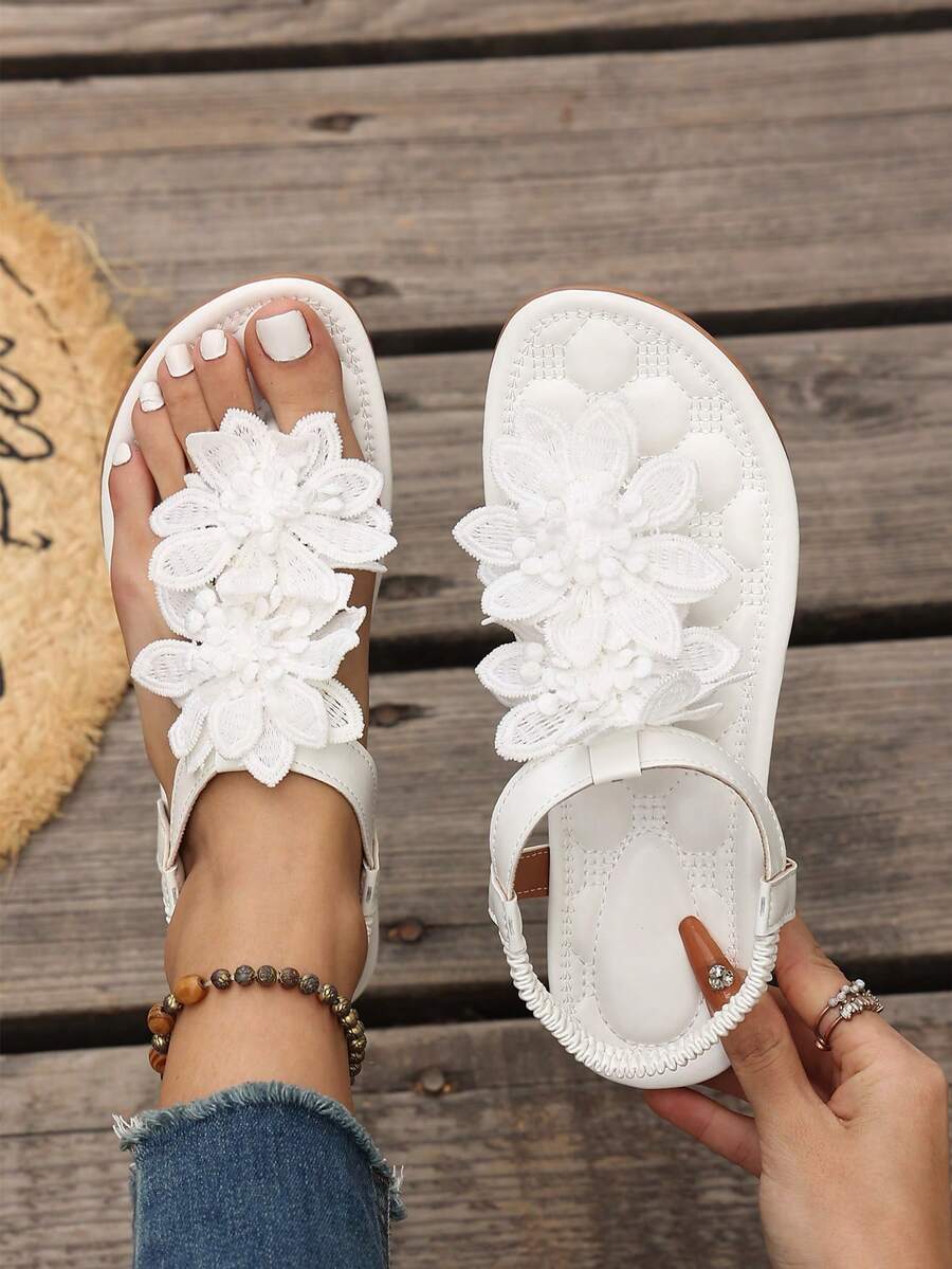 大码女士优雅凉鞋，白色花卉装饰，童话风格，适合夏季，露趾设计，织物鞋面和内衬，防滑外底，超细纤维鞋垫，人字拖