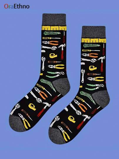 一双男士工具主题（扳手和锤子图案）卡通印花撞色吸汗柔软舒适新颖有趣的中筒袜，是送给勤杂工、兄弟、父亲、男友的酷炫礼物，适合生日、万圣节、圣诞节、日常休闲穿着，秋冬季保暖时尚，实用工具图案男士中筒袜