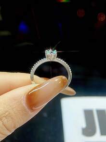 1枚0.4克拉极简单钻莫桑石戒指，925纯银，精致闪耀，适合作为订婚戒指、周年纪念戒指、女士珠宝礼物、圣诞礼物。