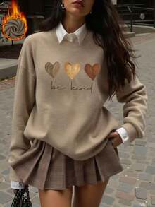 Maglietta oversize da donna con motivo a cuore tricolore e la scritta "Trattare gli altri con gentilezza" stampata. Rassicurante, confortevole e alla moda. - Grigio terroso - Visualizzare 5