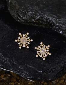 Opalesca 1 对简约优雅雪花设计人造珍珠镶嵌玻璃耳钉，适合女性日常、通勤和节日 - 金黃色 - 查看 1